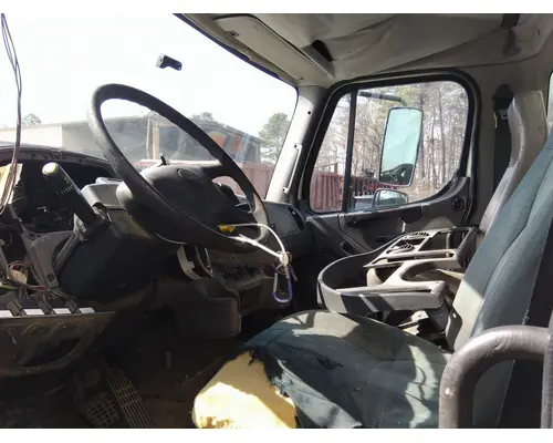FREIGHTLINER M2 106 CAB