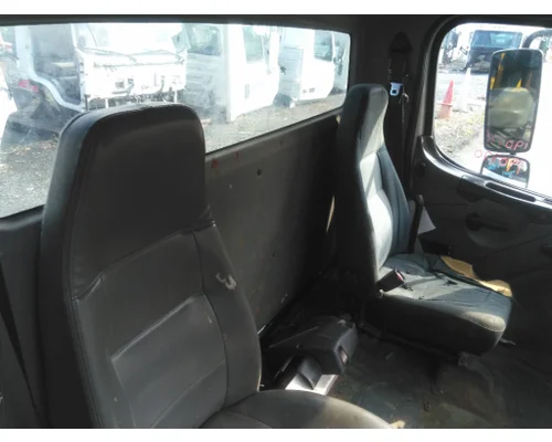 FREIGHTLINER M2 106 CAB