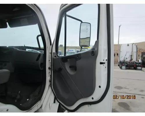 FREIGHTLINER M2 106 CAB