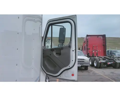 FREIGHTLINER M2 106 CAB