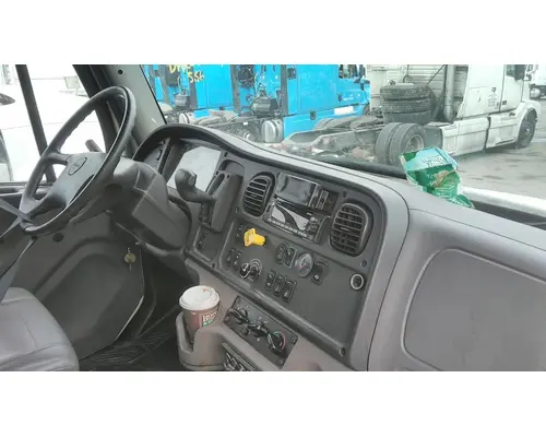 FREIGHTLINER M2 106 CAB