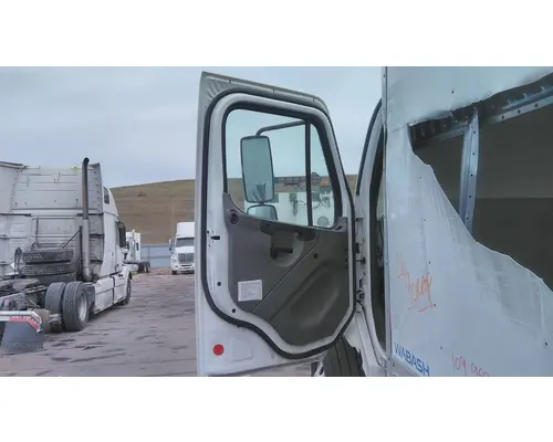 FREIGHTLINER M2 106 CAB