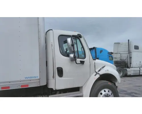 FREIGHTLINER M2 106 CAB