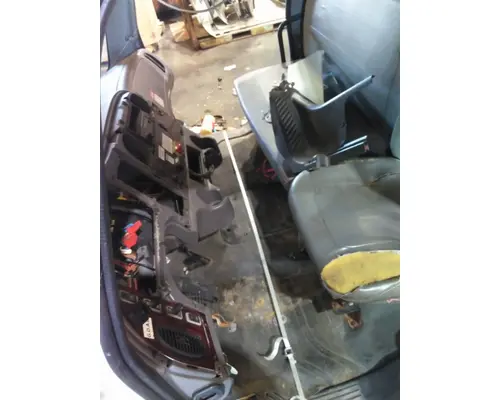 FREIGHTLINER M2 106 CAB