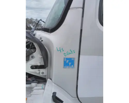 FREIGHTLINER M2 106 COWL