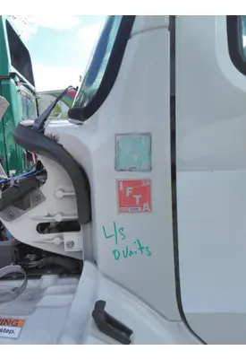 FREIGHTLINER M2 106 COWL