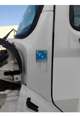 FREIGHTLINER M2 106 COWL