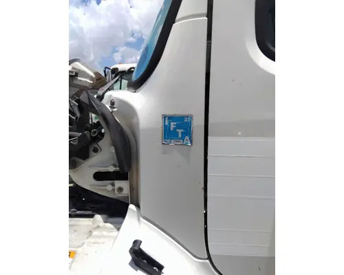 FREIGHTLINER M2 106 COWL