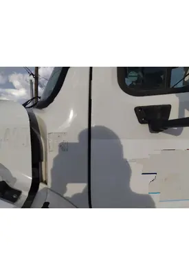 FREIGHTLINER M2 106 COWL