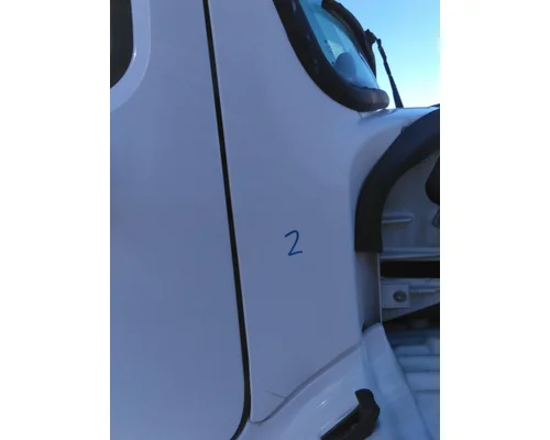 FREIGHTLINER M2 106 COWL