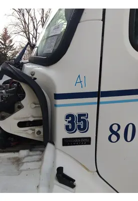 FREIGHTLINER M2 106 COWL