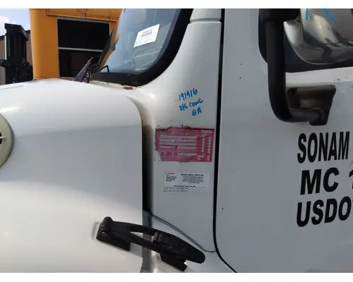 FREIGHTLINER M2 106 COWL