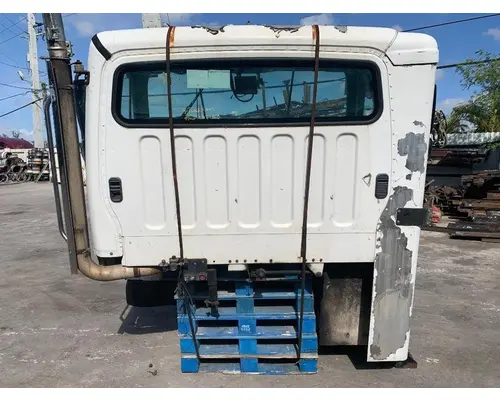 FREIGHTLINER M2 106 Cab