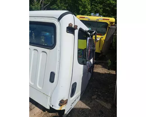 FREIGHTLINER M2 106 Cab