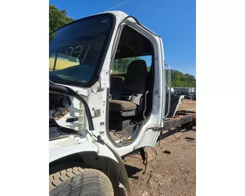 FREIGHTLINER M2 106 Cab