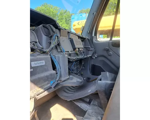FREIGHTLINER M2 106 Cab