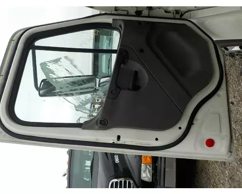 FREIGHTLINER M2-106 Cab