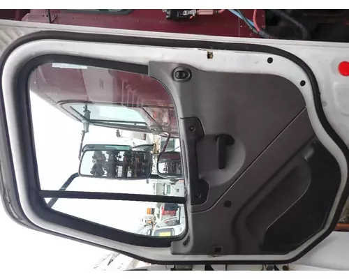 FREIGHTLINER M2-106 Cab