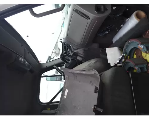 FREIGHTLINER M2-106 Cab