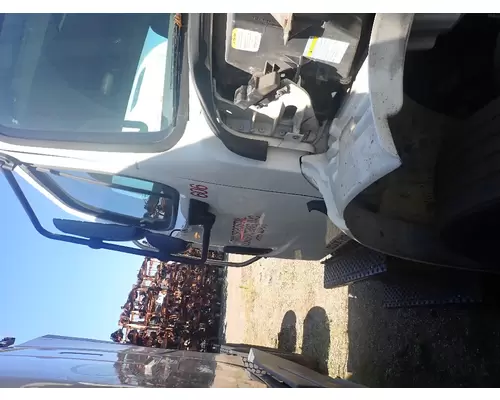 FREIGHTLINER M2-106 Cab