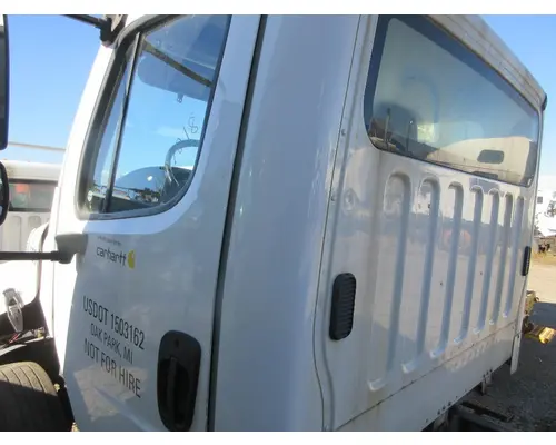 FREIGHTLINER M2-106 Cab