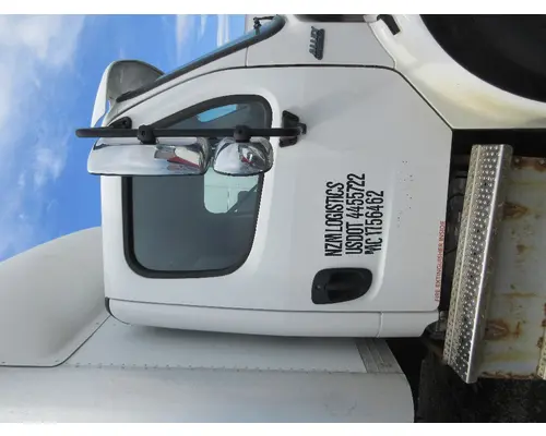 FREIGHTLINER M2-106 Cab