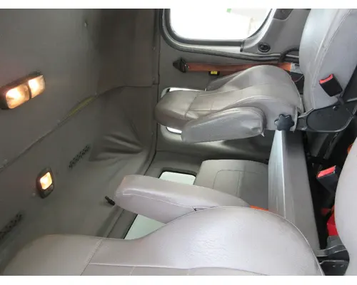 FREIGHTLINER M2-106 Cab