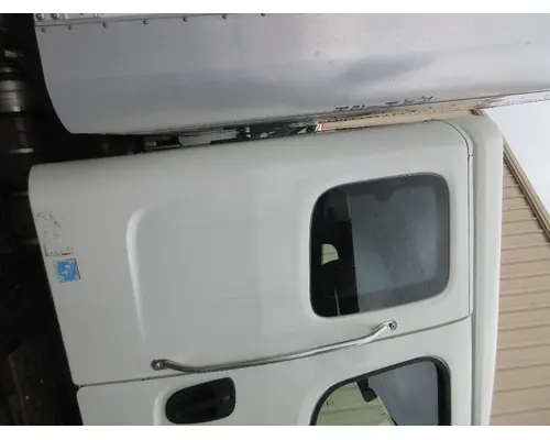 FREIGHTLINER M2-106 Cab