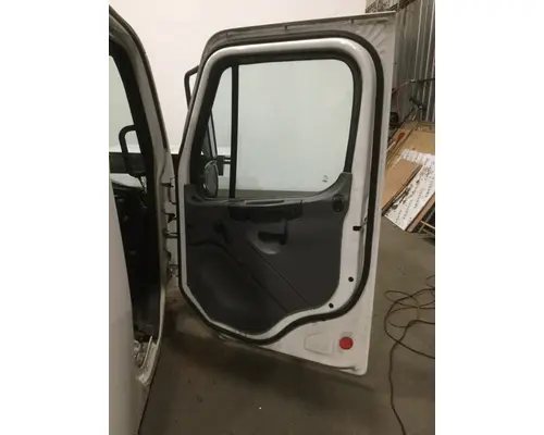 FREIGHTLINER M2-106 Cab