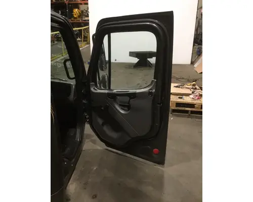 FREIGHTLINER M2-106 Cab