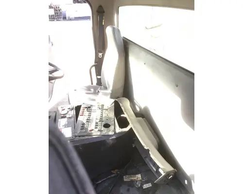 FREIGHTLINER M2-106 Cab