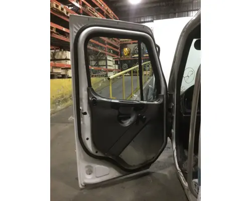 FREIGHTLINER M2-106 Cab