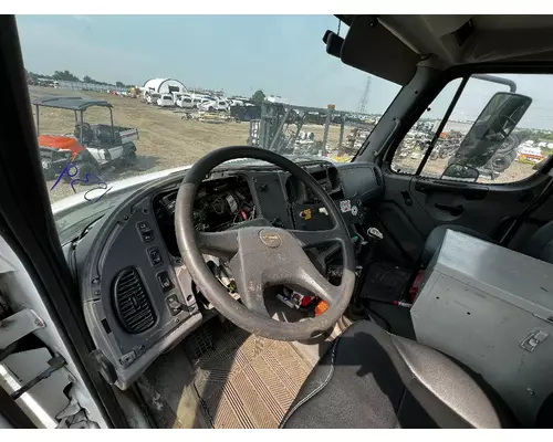FREIGHTLINER M2 106 Cab