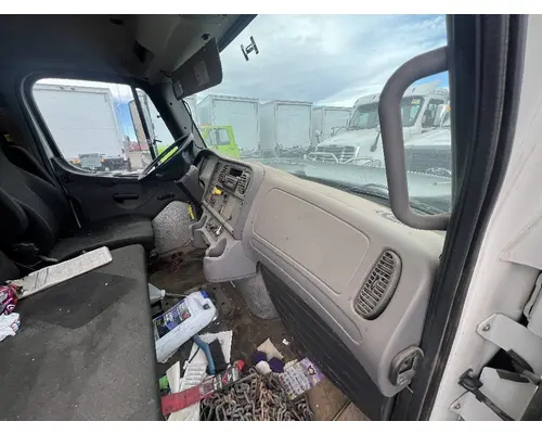 FREIGHTLINER M2 106 Cab