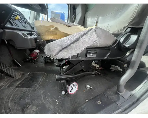 FREIGHTLINER M2 106 Cab