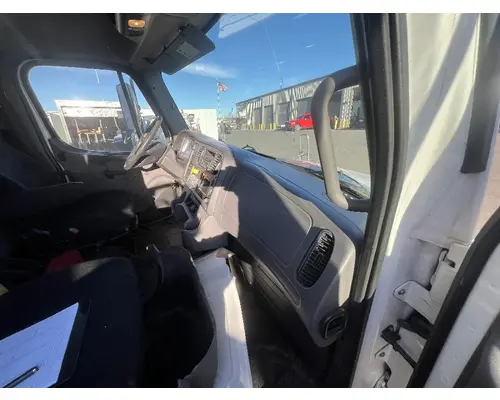 FREIGHTLINER M2 106 Cab