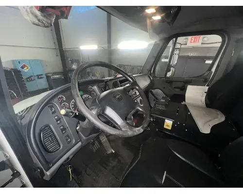 FREIGHTLINER M2 106 Cab