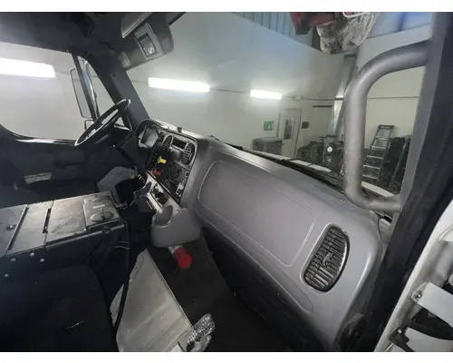 FREIGHTLINER M2 106 Cab