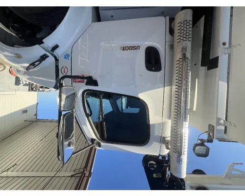 FREIGHTLINER M2 106 Cab