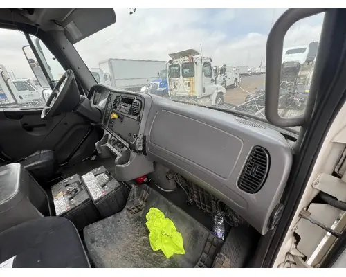 FREIGHTLINER M2 106 Cab