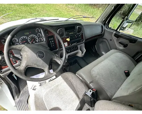 FREIGHTLINER M2 106 Complete Vehicle