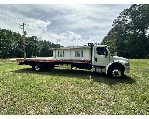 FREIGHTLINER M2 106 Complete Vehicle