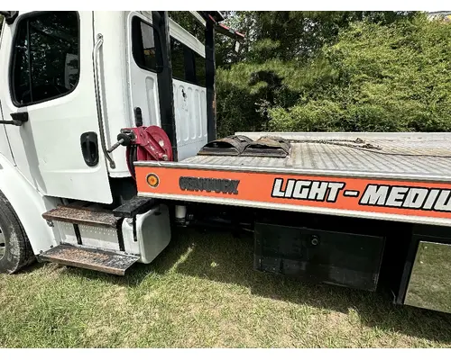 FREIGHTLINER M2 106 Complete Vehicle