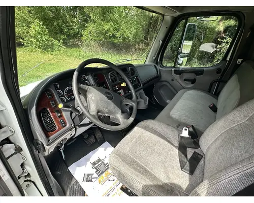 FREIGHTLINER M2 106 Complete Vehicle