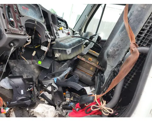 FREIGHTLINER M2 106 Complete Vehicle