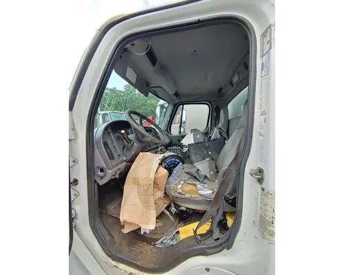 FREIGHTLINER M2 106 Complete Vehicle