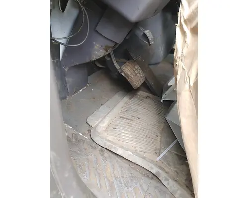 FREIGHTLINER M2 106 Complete Vehicle