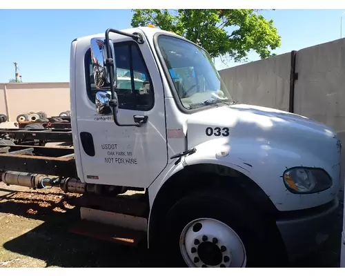 FREIGHTLINER M2-106 Complete Vehicle
