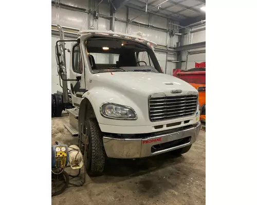 FREIGHTLINER M2 106 Complete Vehicle