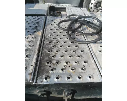 FREIGHTLINER M2 106 DECK (CATWALK) STEP